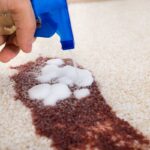 پاک کردن لکه شکلات از روی فرش